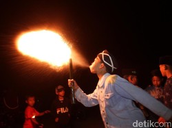 Tradisi 1 Muharam di Bandung: Aksi Semburkan Api dan Bagikan Kafan