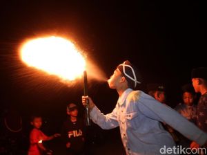 Tradisi 1 Muharam di Bandung: Aksi Semburkan Api dan Bagikan Kafan Tradisi 1 Muharam di Bandung: Aksi Semburkan Api dan Bagikan Kafan