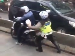 Viral Polisi Nemplok Pemotor yang Mau Kabur dari Busway