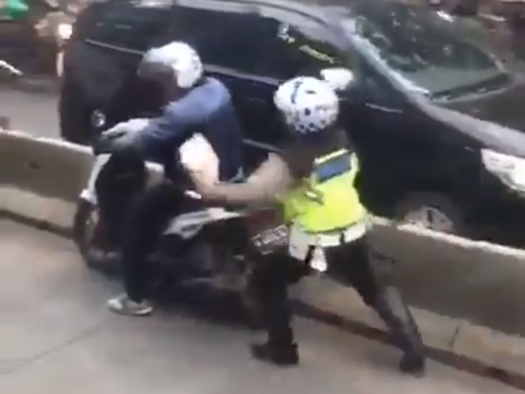Viral Polisi Nemplok Pemotor yang Mau Kabur dari Busway Viral Polisi Nemplok Pemotor yang Mau Kabur dari Busway