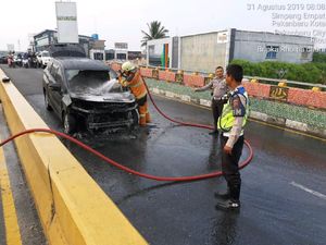 Waduh, Mobil Ini Tiba-tiba Terbakar di Flyover Pekanbaru