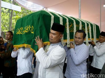 Usai Disalatkan, Jenazah Ibunda SBY Dibawa ke TPU Tanah Kusir
