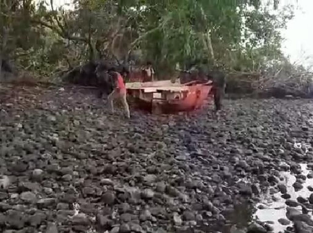 Tim SAR Temukan Sekoci Kapal MV Nur Allya yang Hilang Tim SAR Temukan Sekoci Kapal MV Nur Allya yang Hilang
