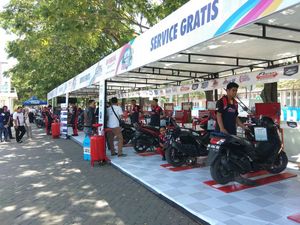 Mengular, Warga Makassar Antre Servis Gratis di Pantai Losari