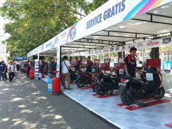 Mengular, Warga Makassar Antre Servis Gratis di Pantai Losari