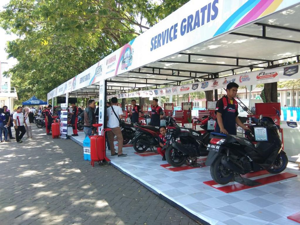 Mengular, Warga Makassar Antre Servis Gratis di Pantai Losari Mengular, Warga Makassar Antre Servis Gratis di Pantai Losari