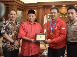 Wagub Uu Beri Penghargaan Atlet Bulu Tangkis Jabar Peraih Emas di Swiss