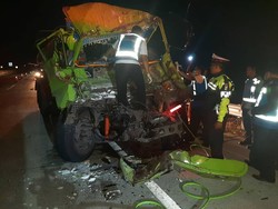 Truk Muat Cairan Kimia Kecelakaan di Tol Magetan, Sang Sopir Tewas