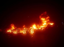 Hong Kong Ditelan Kaos: Muncul Api, Gas Air Mata, dan Molotov