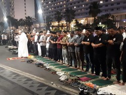 Jakarta Muharram Festival, Anies Salat Isya Berjemaah di Bundaran HI
