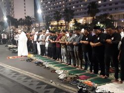 Video Anies Salat Berjemaah Bersama Warga di Bundaran HI