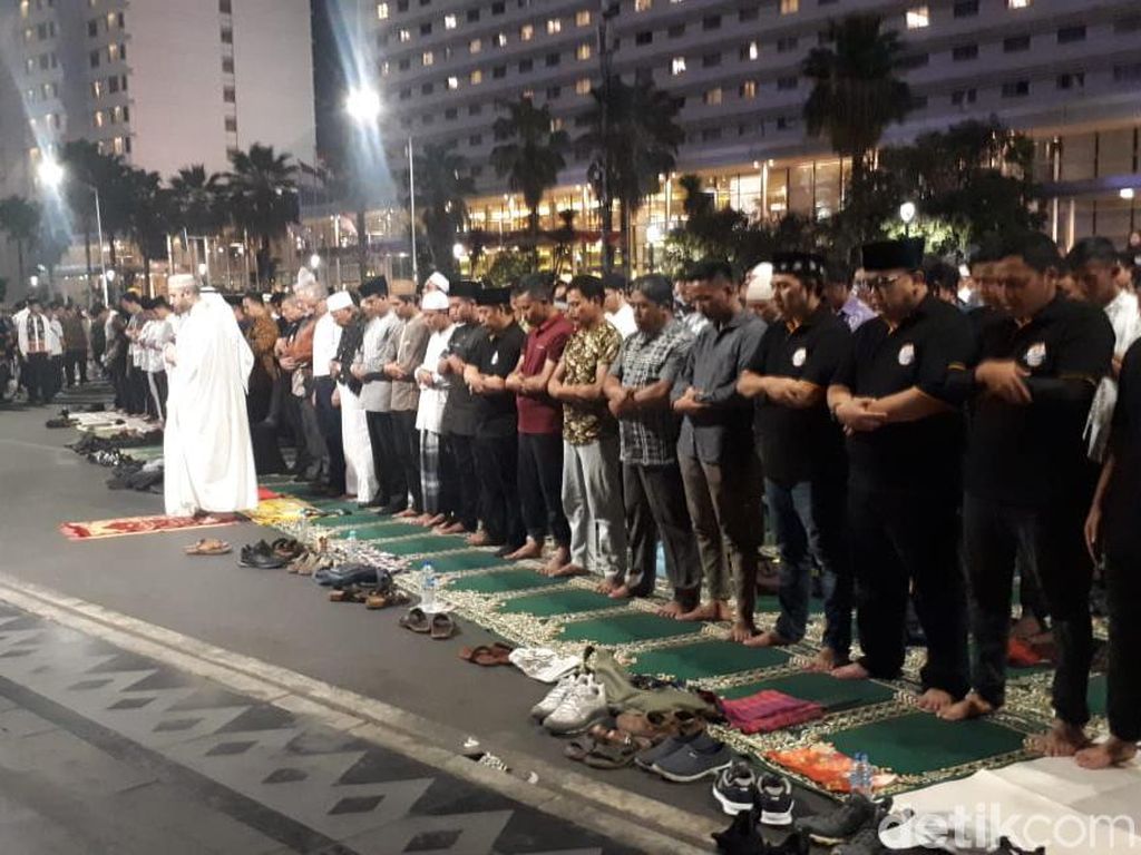 Jakarta Muharram Festival, Anies Salat Isya Berjemaah di Bundaran HI Jakarta Muharram Festival, Anies Salat Isya Berjemaah di Bundaran HI