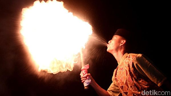 Atraksi Sembur Api Ramaikan Malam Tahun Baru Islam di Bandung