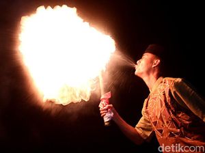 Atraksi Sembur Api Ramaikan Malam Tahun Baru Islam di Bandung