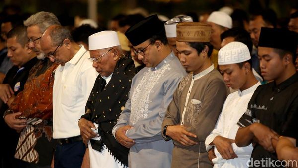 Momen Anies Salat Isya Berjamaah di Bundaran HI