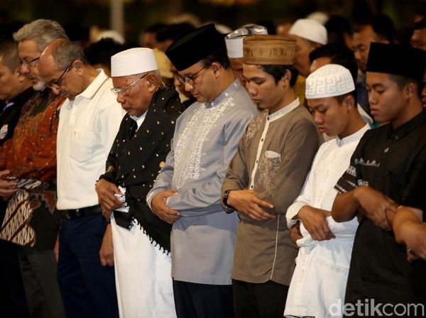 Momen Anies Salat Isya Berjamaah di Bundaran HI