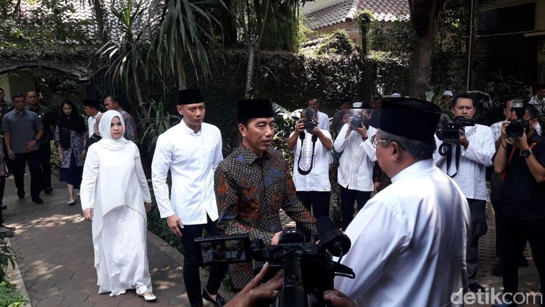 Jokowi Melayat Ibunda SBY di Cikeas