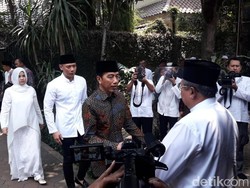 Jokowi Melayat Ibunda SBY di Cikeas