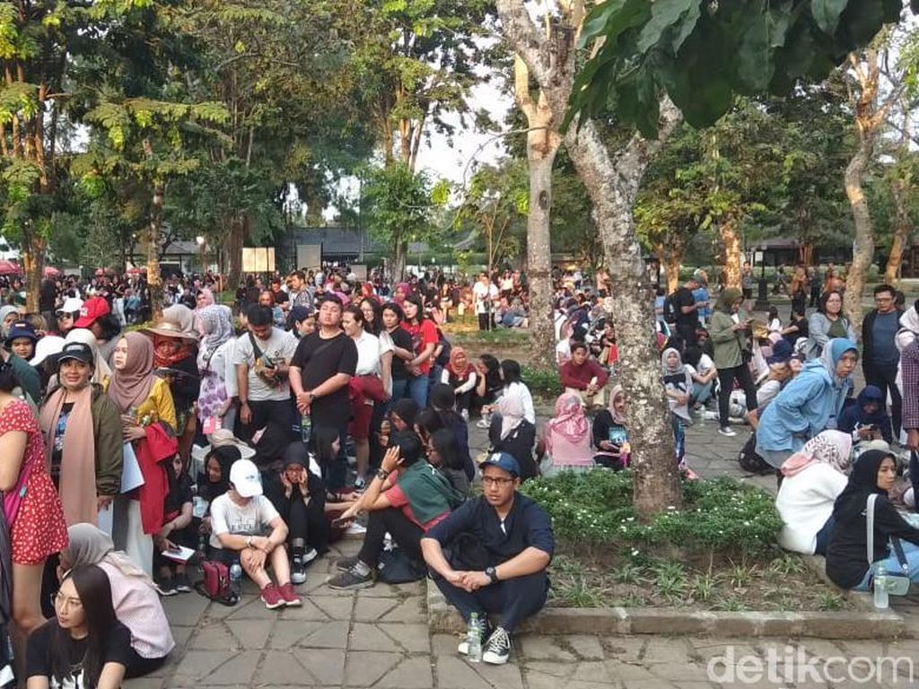 Penonton Tak Sabar Nostalgia bareng Westlife di Borobudur