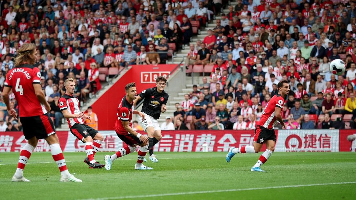 Manchester United unggul 1-0 atas Southampton di babak pertama lewat gol Daniel James (Foto: Hannah McKay/Reuters)