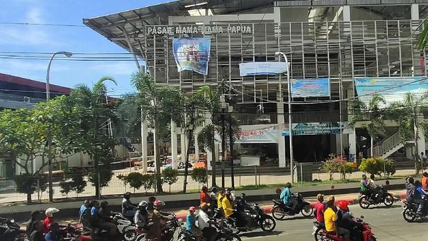 Kondisi Jayapura pasca demo ricuh, tepatnya di depan Pasar Mama Mama Papua, Jumat (30/8).