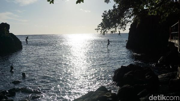 Melepas Penat Lewat Berendam Air Hangat di Pantai Timbako