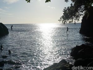 Melepas Penat Lewat Berendam Air Hangat di Pantai Timbako