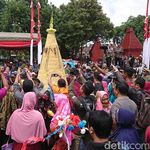 Ratusan Warga Berebut Tumpeng di Puncak Perayaan Hari Jadi Trenggalek