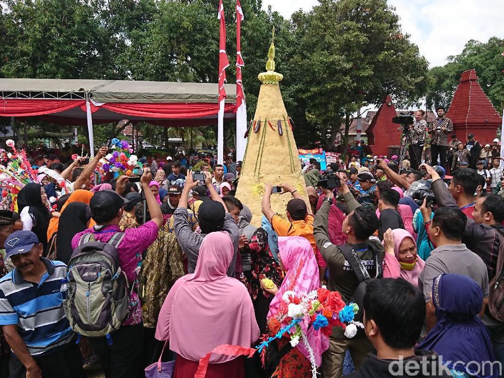 Ratusan Warga Berebut Tumpeng di Puncak Perayaan Hari Jadi Trenggalek Ratusan Warga Berebut Tumpeng di Puncak Perayaan Hari Jadi Trenggalek