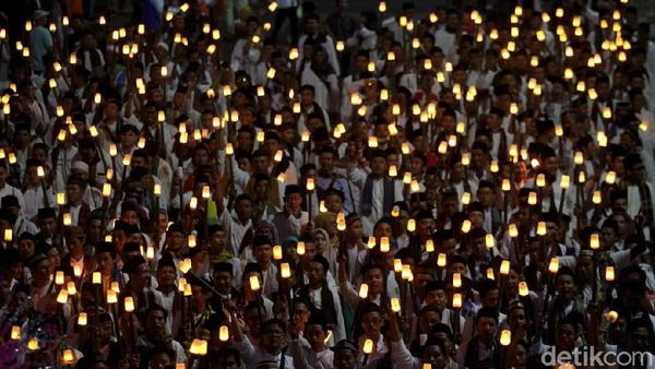 Aksi Ribuan Peserta Pawai Obor Long March dari Monas ke Bundaran HI