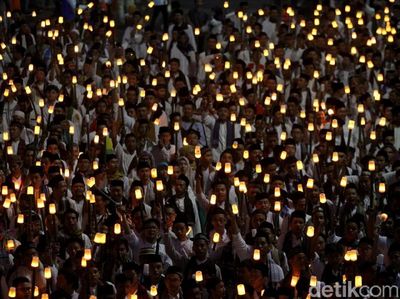 Aksi Ribuan Peserta Pawai Obor Long March dari Monas ke Bundaran HI