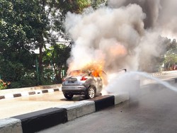 Mobil Hangus Terbakar di Ancol