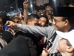 Anies Jadi Rebutan Selfie di Jakarta Festival Muharram