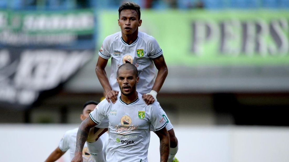 David Da Silva merayakan gol setelah menyumbang gol untuk Persebaya Surabaya ke gawang Bhayangkara FC. (Foto: M Risyal Hidayat/Antara)