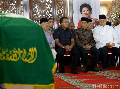 Momen Jokowi Hingga JK Melayat Ibunda SBY di Puri Cikeas