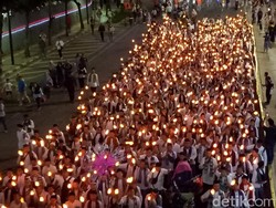 Pawai Obor Semarakkan Jakarta Muharram Festival, Anies Beri Penghargaan
