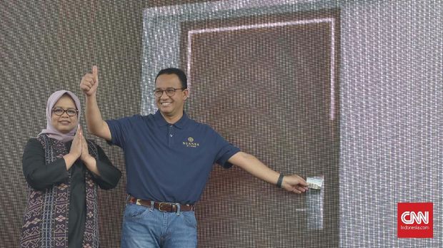 Anies dan isteri saat meninjau rumah DP Rp0 di Klapa Village, Jakarta Timur, Sabtu (31/8).