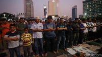 Potret Warga Salat Maghrib Berjamaah di Bundaran HI