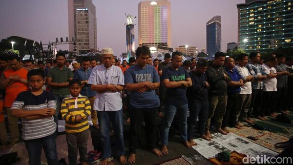 Potret Warga Salat Maghrib Berjamaah di Bundaran HI