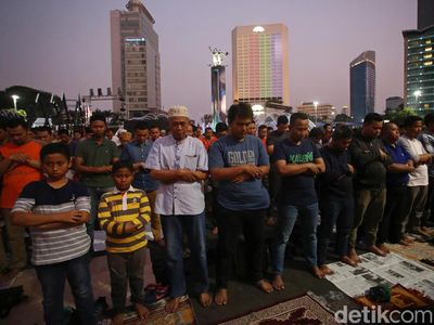 Potret Warga Salat Maghrib Berjamaah di Bundaran HI