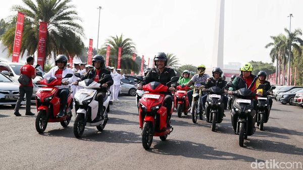 Konvoi Motor Listrik Serbu Bundaran HI