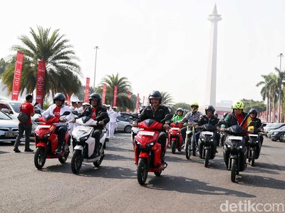 Konvoi Motor Listrik Serbu Bundaran HI