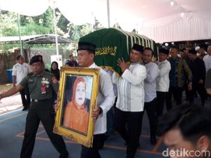 Jenazah Ibunda SBY Diberangkatkan Menuju TPU Tanah Kusir