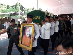 Jenazah Ibunda SBY Diberangkatkan Menuju TPU Tanah Kusir