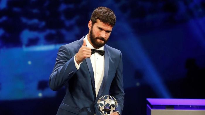 Fans Liverpool diminta bersabar tunggu Alisson Becker pulih REUTERS/Eric Gaillard Fans Liverpool diminta bersabar tunggu Alisson Becker pulih REUTERS/Eric Gaillard