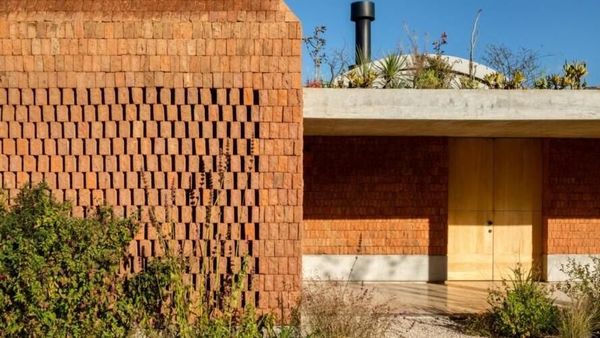 Rumah Ini Dibangun dari Pecahan Batu Bata Lho, Percaya Nggak?