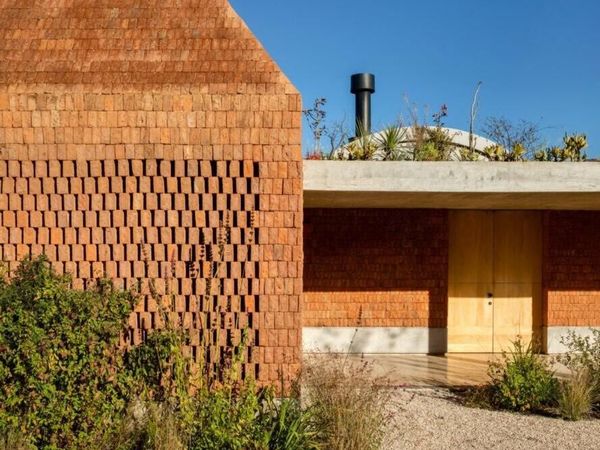 Rumah Ini Dibangun dari Pecahan Batu Bata Lho, Percaya Nggak?