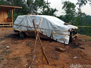 Bangkai Mobil yang Hanguskan Pupung dan Dana Belum Dievakuasi