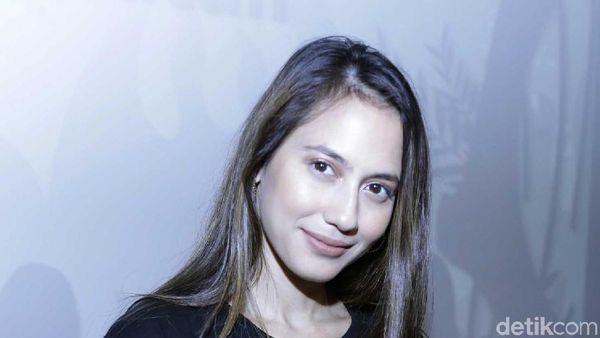 Pevita Pearce Senyumanmu Itu Lo...