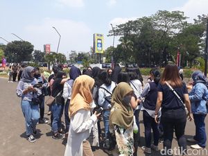 Antrean Mengular Sejak Pagi, Fans Siap Sambut MONSTA X dan MAMAMOO